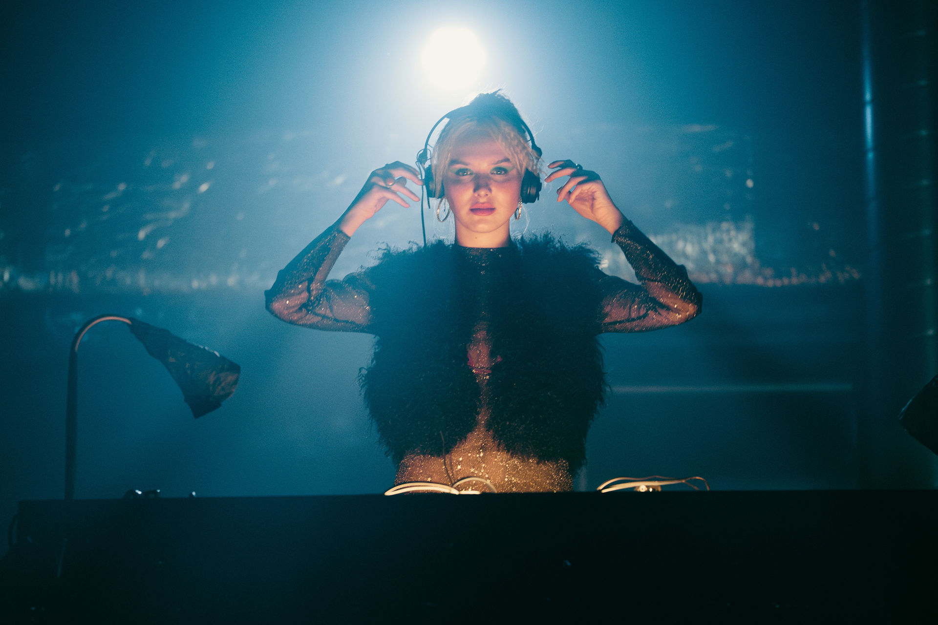 Linda Bierwirth (Jule Hermann) am DJ-Pult bei ihrem großen Auftritt. ZDF/marc reimann
