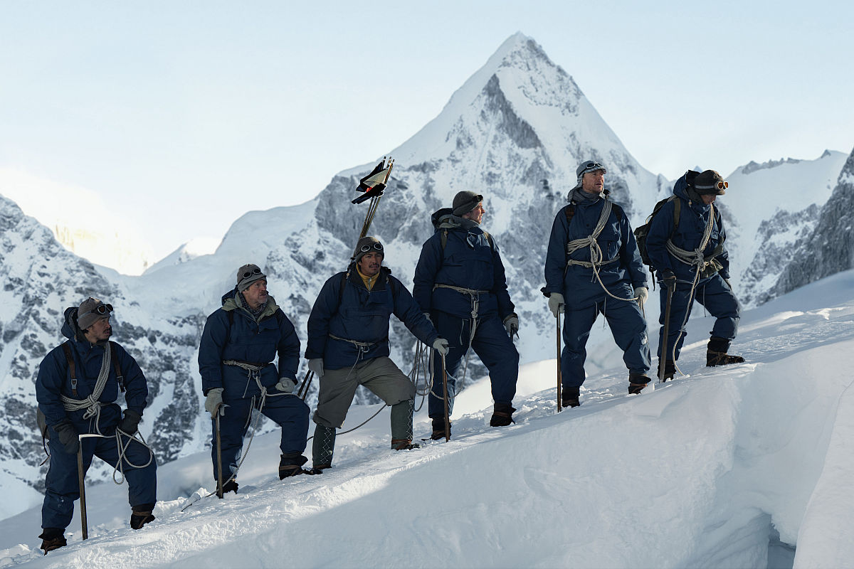 Tenzin Dalha, Willem Dafoe, Genden Phuntsok, Harry Greenwood, Tom Hiddleston und Pasang Arya Sherpa in „Tenzing“, ab 9. Oktober 2026 im Kino und ab 16. Oktober 2026 auf Apple TV
