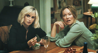 (L-R) Penelope Cruz und Olivia Wilde in THE INVITE
