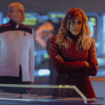 L-R: Robert Picardo als The Doctor and Holly Hunter als Captain Nahla Ake in Staffel 1, Episode 10, von Star Trek: Starfleet Academy bei Paramount+