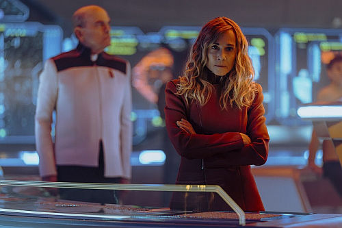 L-R: Robert Picardo als The Doctor and Holly Hunter als Captain Nahla Ake in Staffel 1, Episode 10, von Star Trek: Starfleet Academy bei Paramount+